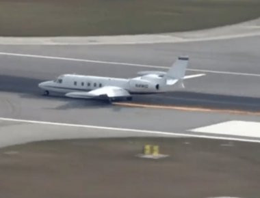 Βίντεο: Αναγκαστική προσγείωση αεροπλάνου με ένα τροχό!